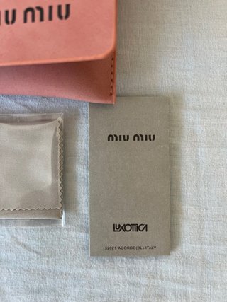 Gafas de sol Miu Miu negras y doradas