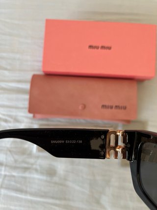 Gafas de sol Miu Miu negras y doradas
