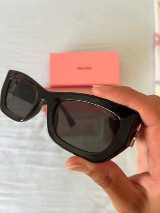 Gafas de sol Miu Miu negras y doradas