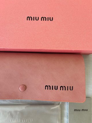 Gafas de sol Miu Miu negras y doradas
