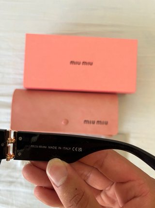 Gafas de sol Miu Miu negras y doradas