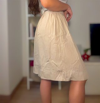 Preciosa falda fluida beige hasta la rodilla Zara