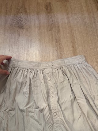 Preciosa falda fluida beige hasta la rodilla Zara