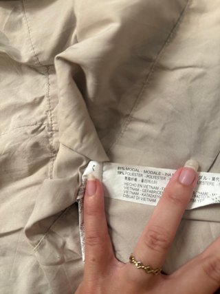 Preciosa falda fluida beige hasta la rodilla Zara