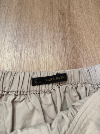 Preciosa falda fluida beige hasta la rodilla Zara