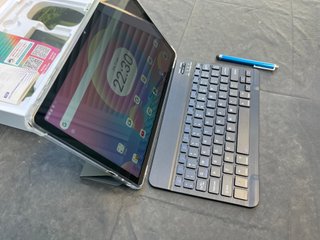 Tablet 11'' con custodia, mouse, tastiera e accessori