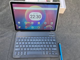 Tablet 11'' con custodia, mouse, tastiera e accessori