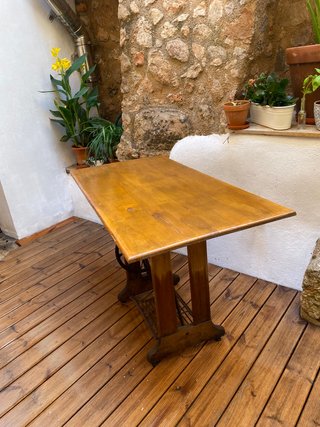 Mesa de madera con pie Singer