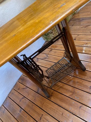 Mesa de madera con pie Singer
