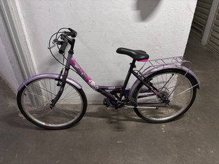 Bicicleta morada mediana