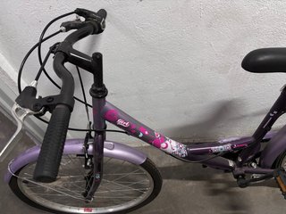 Bicicleta morada mediana