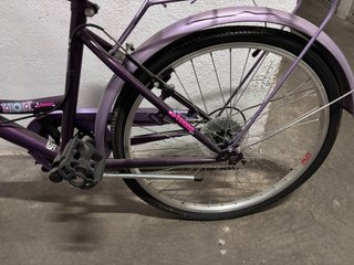 Bicicleta morada mediana