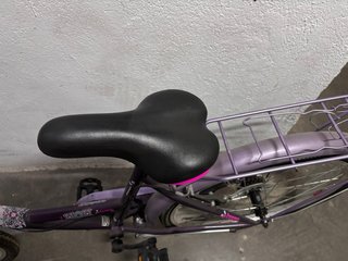 Bicicleta morada mediana