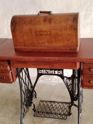 Máquina de coser Singer antigua con mesa
