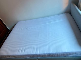 Cama gris IKEA SLATTUM + colchón MORGEDAL 140x200