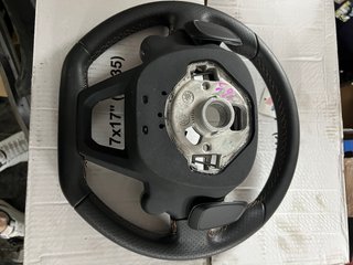 Volante Cupra con satélites