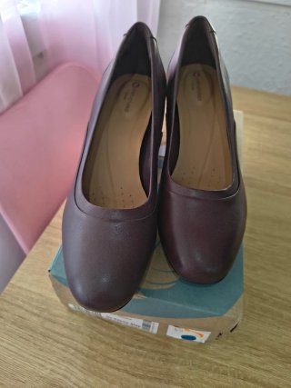 Zapatos Clarks tacón ancho piel morado talla 39