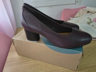 Zapatos Clarks tacón ancho piel morado talla 39