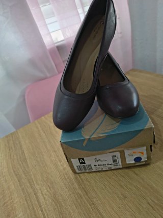 Zapatos Clarks tacón ancho piel morado talla 39