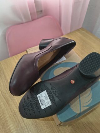 Zapatos Clarks tacón ancho piel morado talla 39