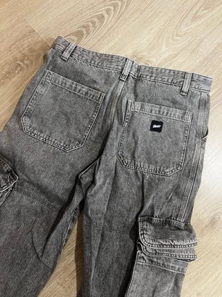 Pantalón vaquero cargo gris