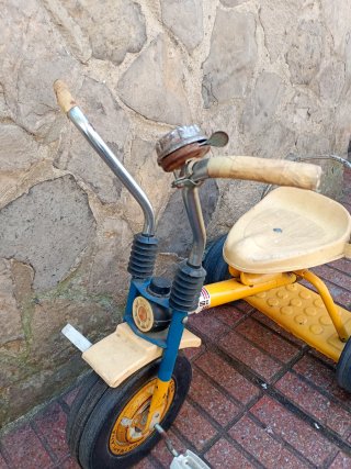 Triciclo antiguo infantil amarillo y azul
