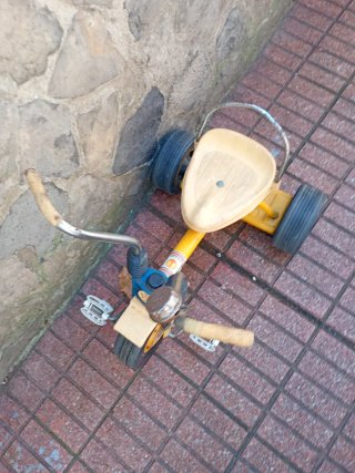 Triciclo antiguo infantil amarillo y azul