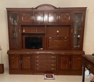 Mueble de salón de madera y cristal