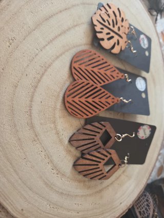 Lote de pendientes de madera