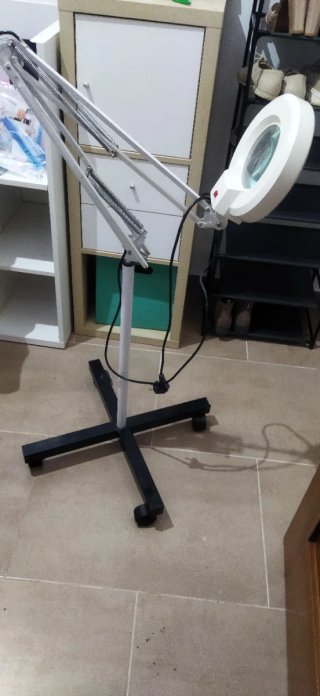 Lupa de estética con pie y ruedas