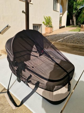 Carrito de bebé. Incluye capazo y silla de paseo