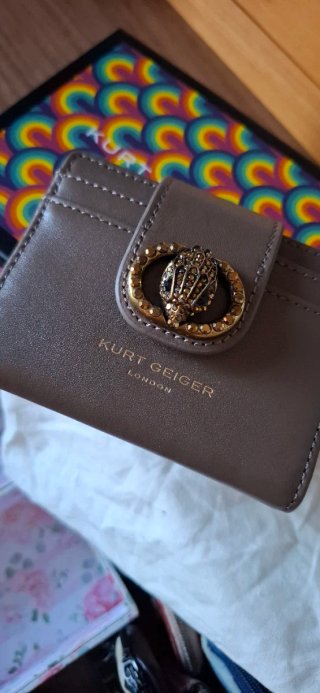 Monedero Kurt Geiger marrón y dorado