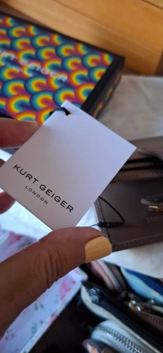 Monedero Kurt Geiger marrón y dorado