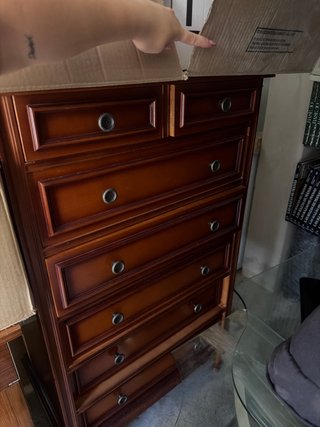 Cómoda de madera con cajones