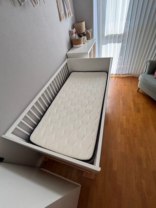 Cuna convertible en cama + colchón 70 x 140