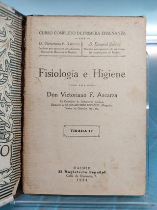 Libros de salud años 30. Guía y Formulario de Terapeútica + Fisiología e Higiene.