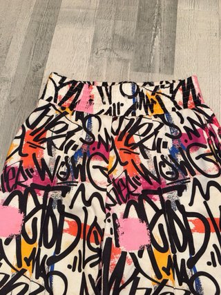 Pantalón baggy estampado graffiti