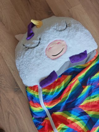 Saco de dormir infantil unicornio arcoíris.