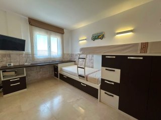 Habitación juvenil con 2 camas y escritorio