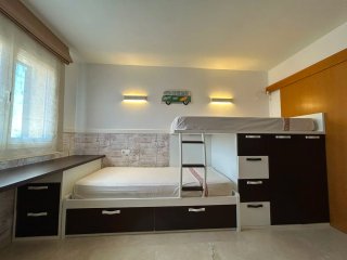 Habitación juvenil con 2 camas y escritorio