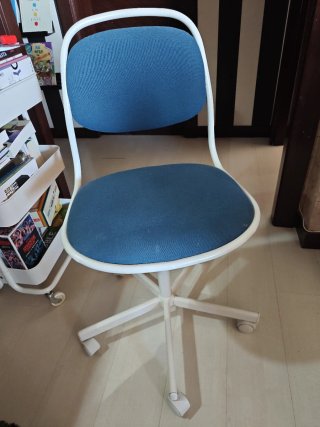 Silla de escritorio azul y blanca