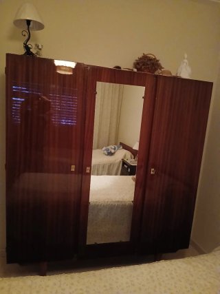 Armario de madera con espejo