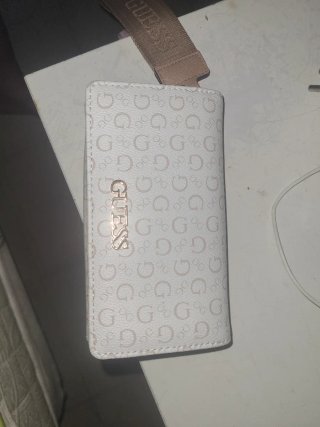 Cartera Guess Blanca y Dorada