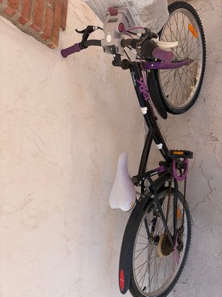 Bicicleta infantil morada con cesta