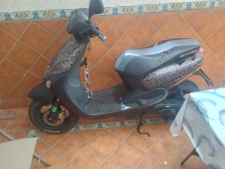 Yamaha Scooter Negra y Gris
