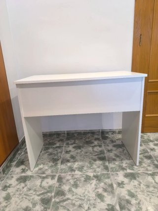 Cajonera blanca con escritorio
