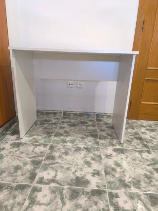 Cajonera blanca con escritorio