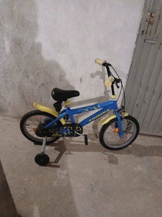 Bicicleta infantil azul con ruedines
