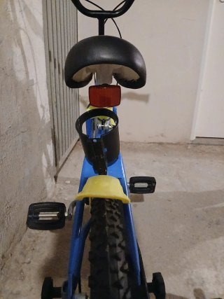 Bicicleta infantil azul con ruedines