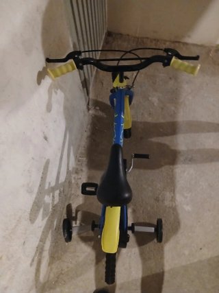 Bicicleta infantil azul con ruedines